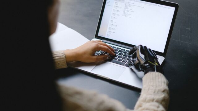 Contractori care evaluau modelele OpenAI au fost eliminați din proiecte după ce ar fi folosit IA