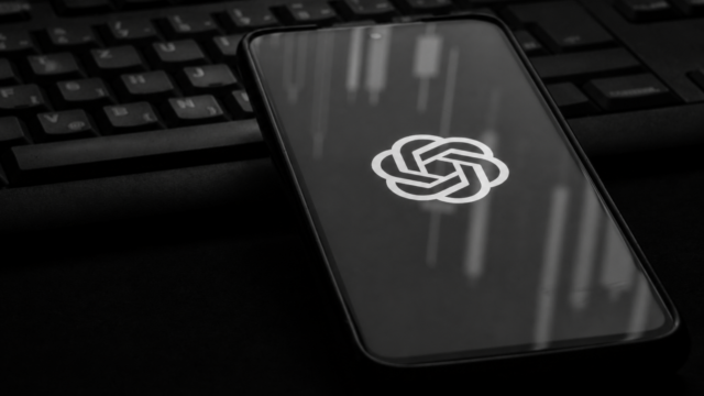 OpenAI angajează sute de contractori care citesc conversații ChatGPT. Date sensibile pot trece de filtru