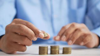 România păstrează un cost al muncii de 13,6 euro pe oră, dar avantajul față de media UE se reduce
