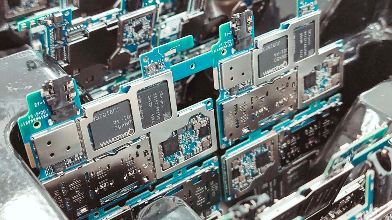 Deficitul de memorii lovește producătorii mici, iar telefoanele entry-level riscă să devină neprofitabile