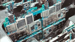 Deficitul de memorii lovește producătorii mici, iar telefoanele entry-level riscă să devină neprofitabile