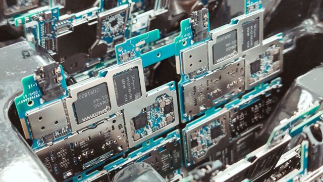 Deficitul de memorii lovește producătorii mici, iar telefoanele entry-level riscă să devină neprofitabile