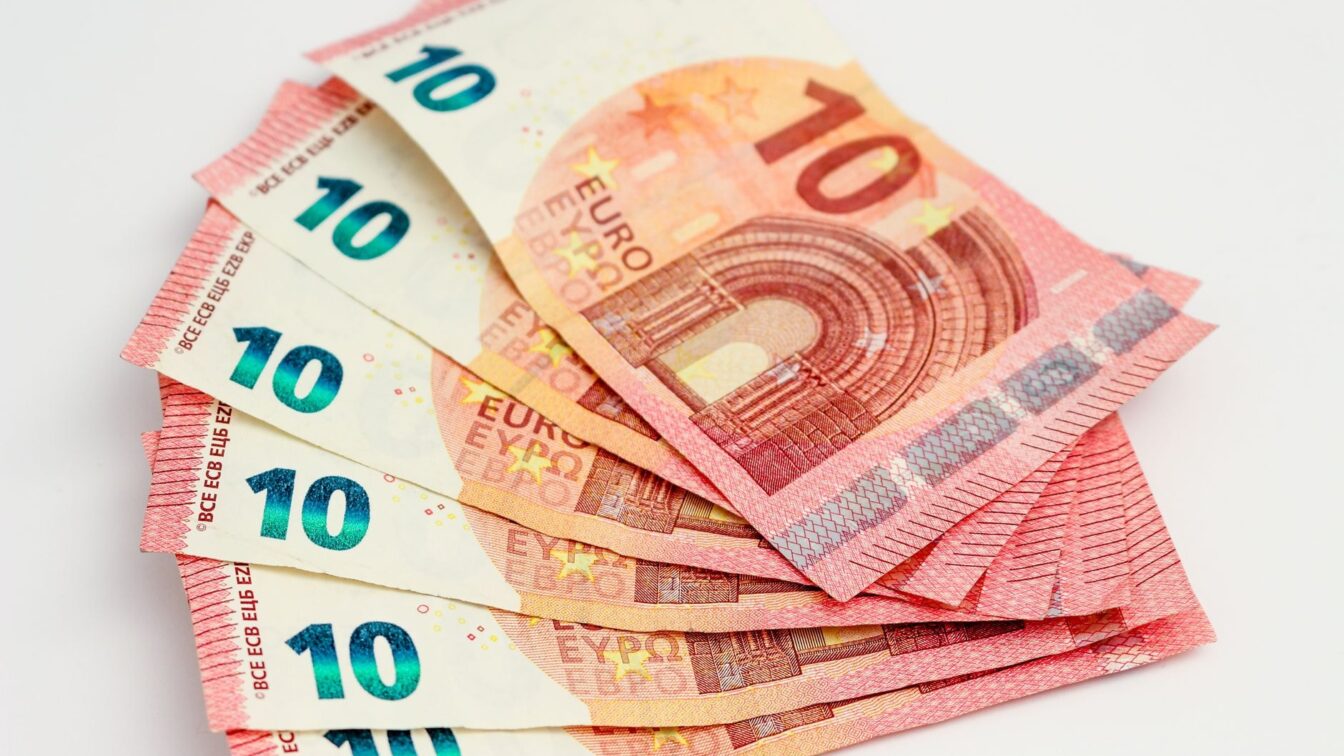 Euro a urcat la maximul istoric de 5,2788 lei, iar dolarul a ajuns la 4,6265 lei