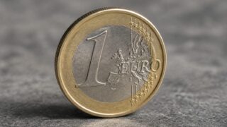 Euro a urcat la 5,2644 lei, ROBOR a rămas la 5,84%, iar randamentul datoriei României s-a menținut la 7,3%