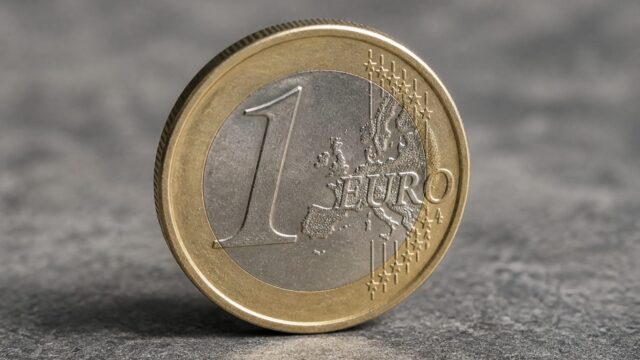 Euro a urcat la 5,2644 lei, ROBOR a rămas la 5,84%, iar randamentul datoriei României s-a menținut la 7,3%