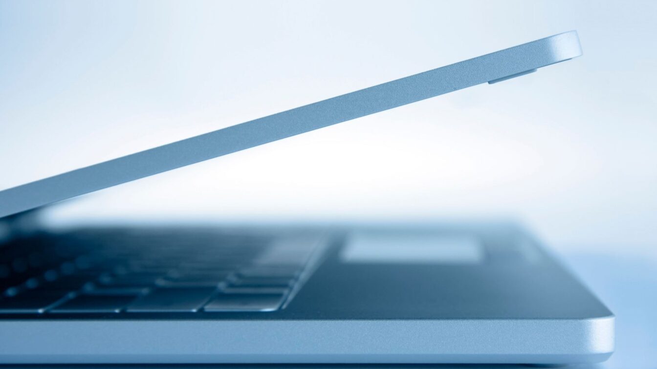 Dell XPS 13 sau MacBook Neo la același preț. Ce aduce în plus alternativa Windows și unde cedează