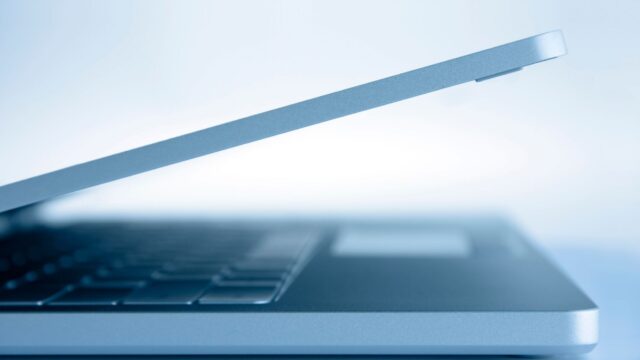 Dell XPS 13 sau MacBook Neo la același preț. Ce aduce în plus alternativa Windows și unde cedează