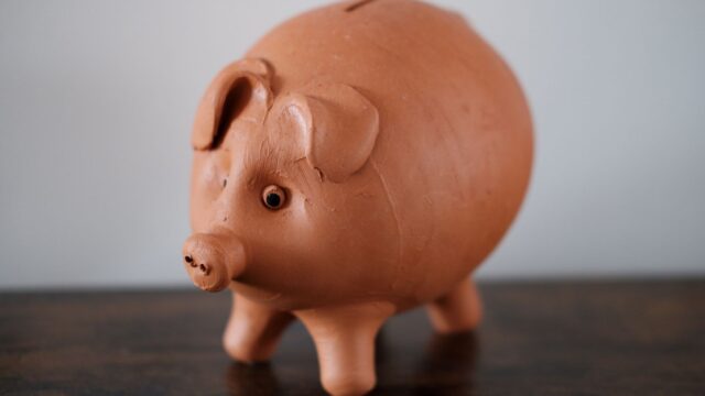 Un român din patru nu are deloc economii de urgență, iar unul din șapte are rezervă pentru cel puțin șase luni