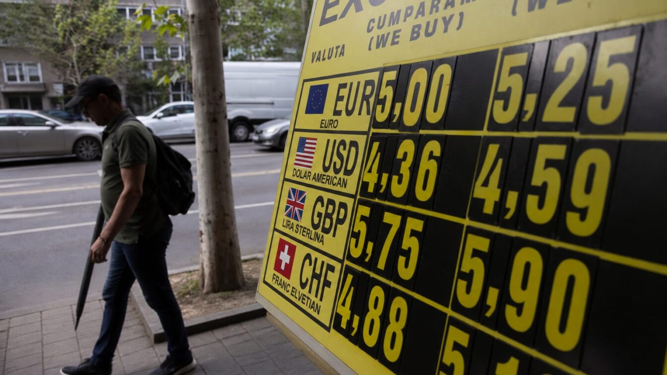 Euro a urcat la 5,2788 lei. Adrian Codîrlașu indică posibile vânzări de obligațiuni în lei
