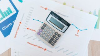 România se finanțează scump, deși deficitul scade. Votul pentru Guvern și evaluarea S&P urmează până pe 2 octombrie