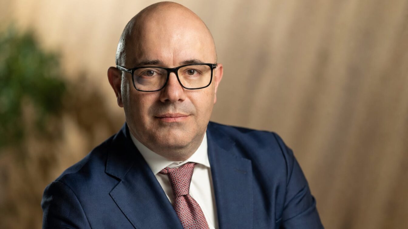 BCR mută 535 de milioane de euro în energie și finanțează 948 MW în România