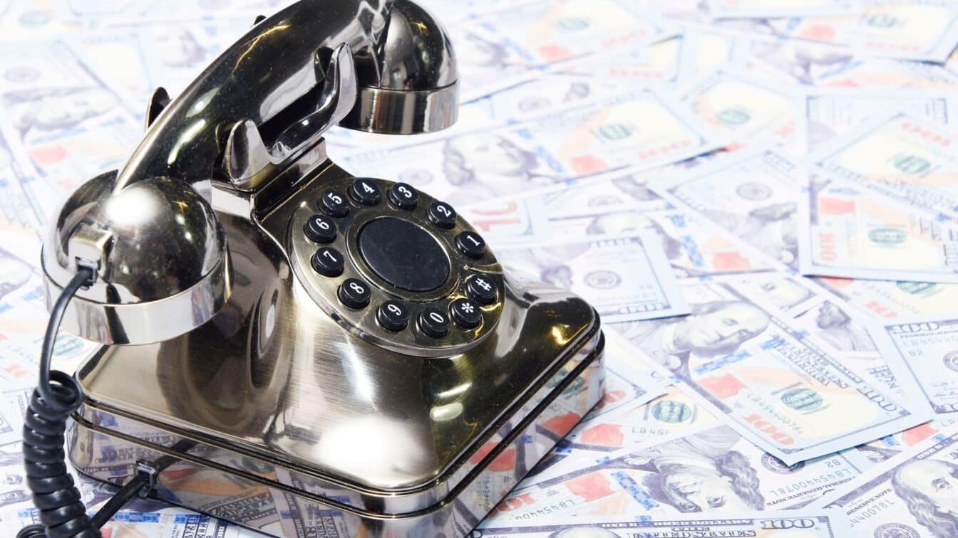 Victime convinse să ia credite și să transfere bani către escroci. Ce semnale indică o fraudă bancară