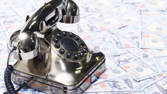 Victime convinse să ia credite și să transfere bani către escroci. Ce semnale indică o fraudă bancară