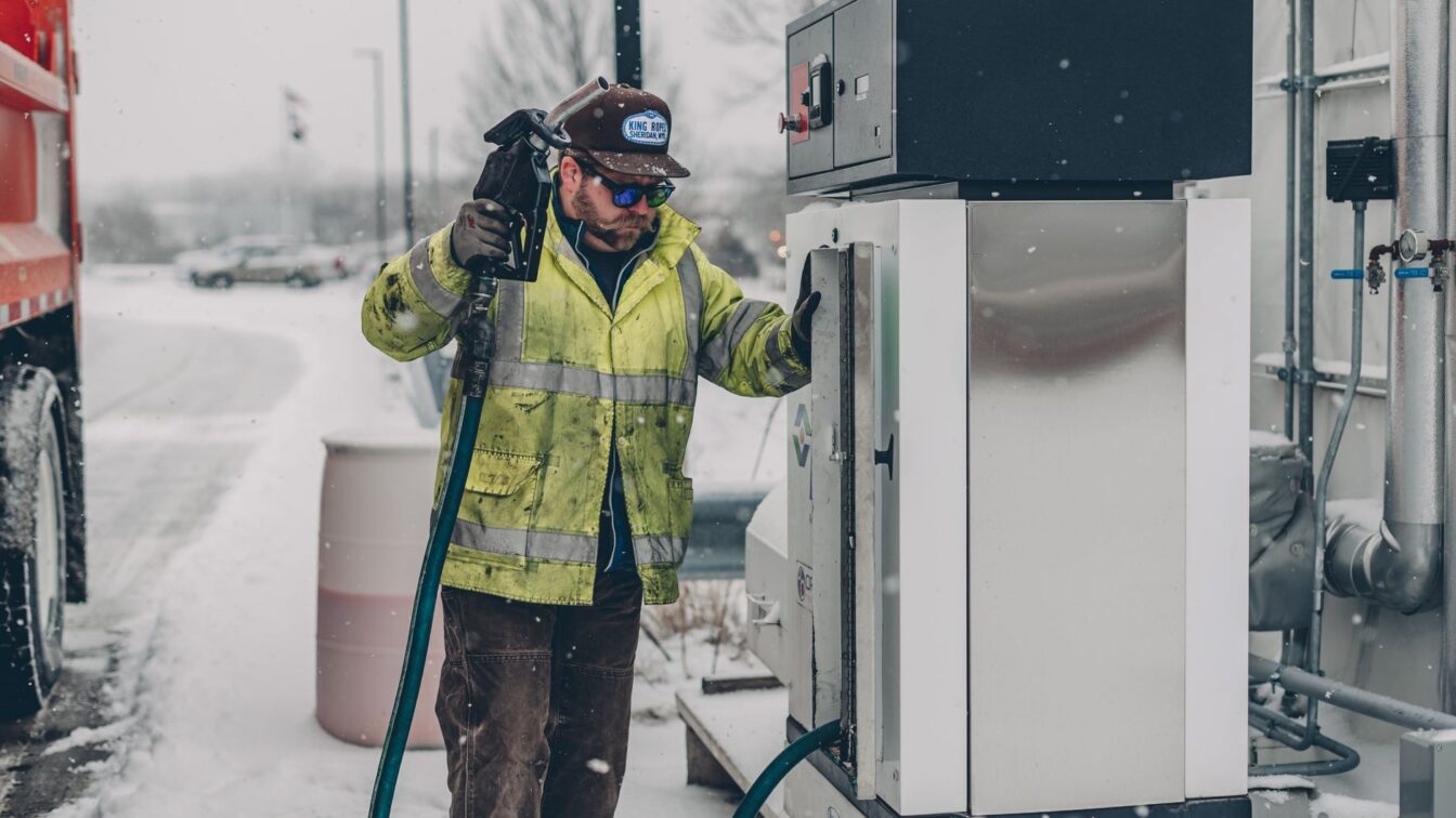 Creditul pentru carburant ajunge la firme în circa 24 de ore, cu statul garant până la 80%