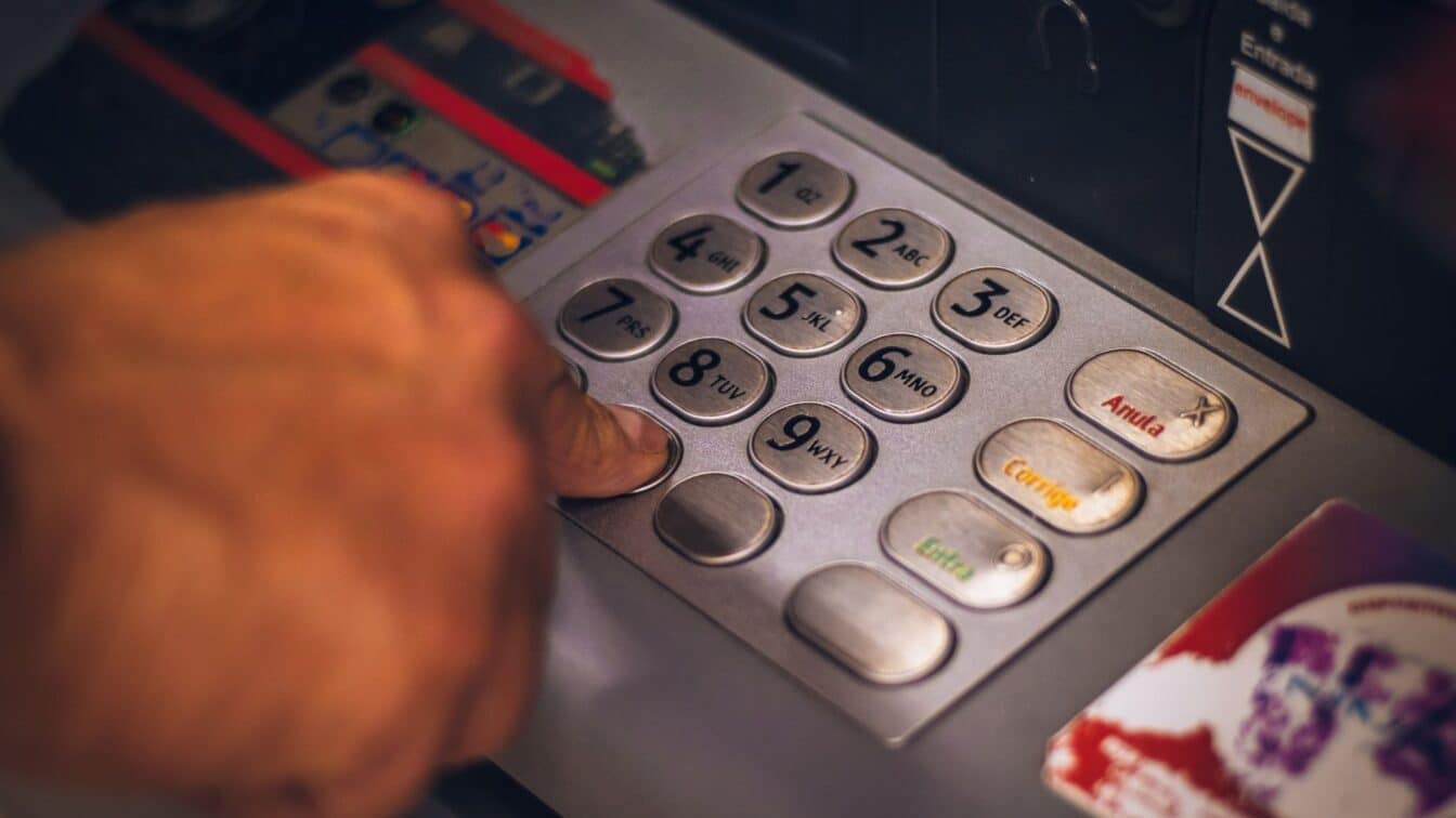 Mutarea contului la altă bancă este gratuită. Ce costuri pot dispărea