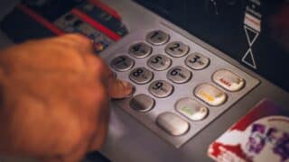 Mutarea contului la altă bancă este gratuită. Ce costuri pot dispărea