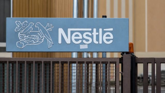 Nestlé ia în calcul scumpiri și retragerea produselor care nu suportă prețuri mai mari