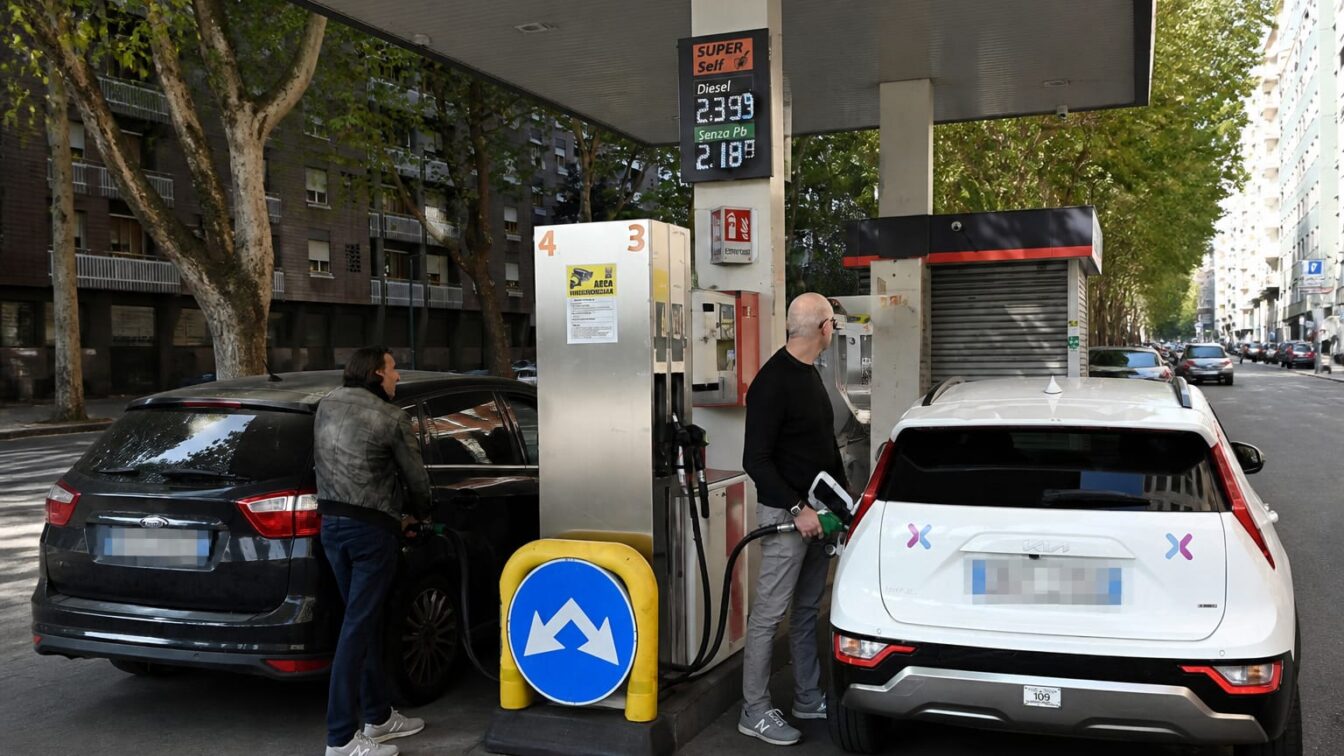 Motorina se apropie de 2,5 euro pe litru pe autostrăzile din Italia