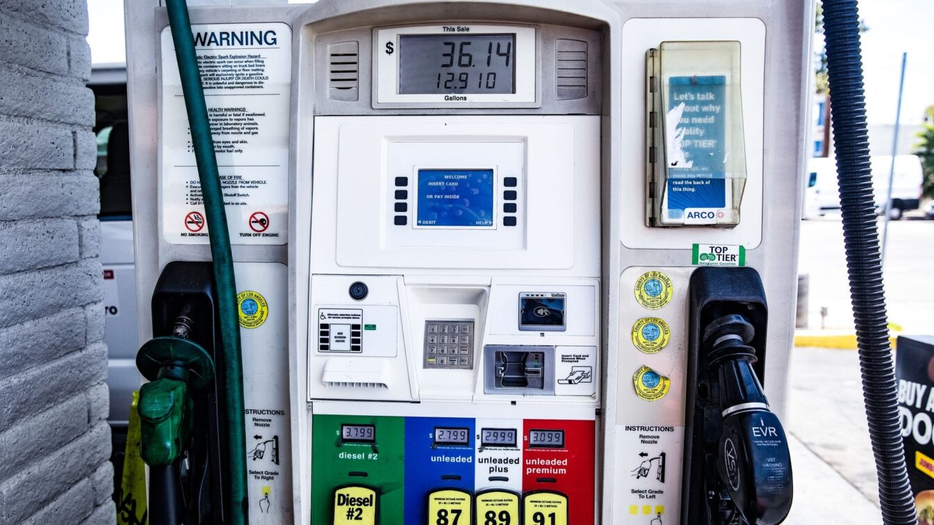 Petrolul, gazele și carburanții pot frâna scăderea inflației în România. Cum se transmite scumpirea în prețuri