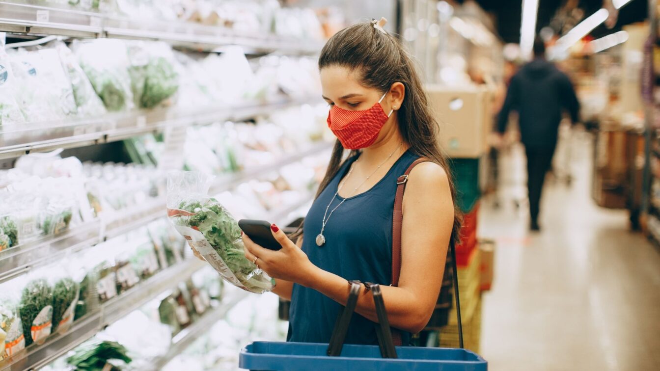 Alimentele s-au scumpit cu 53% în România, dar salariul minim brut cumpără cu peste 20% mai multă hrană