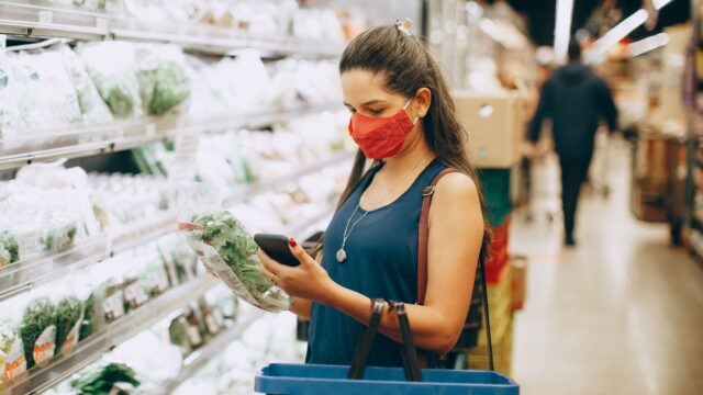Alimentele s-au scumpit cu 53% în România, dar salariul minim brut cumpără cu peste 20% mai multă hrană