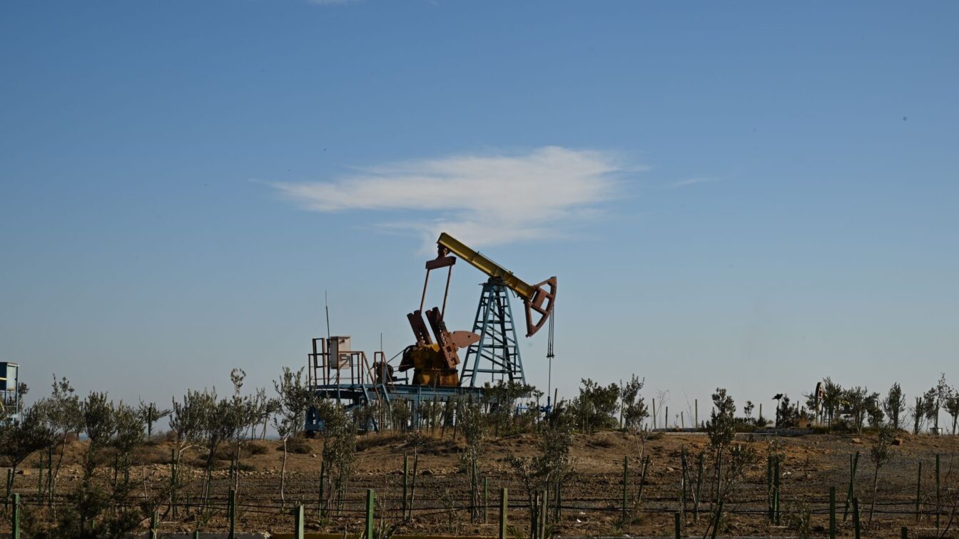 Goldman Sachs urcă cu 5 dolari prognozele pentru petrol. Costurile cu transportul și energia rămân sub presiune