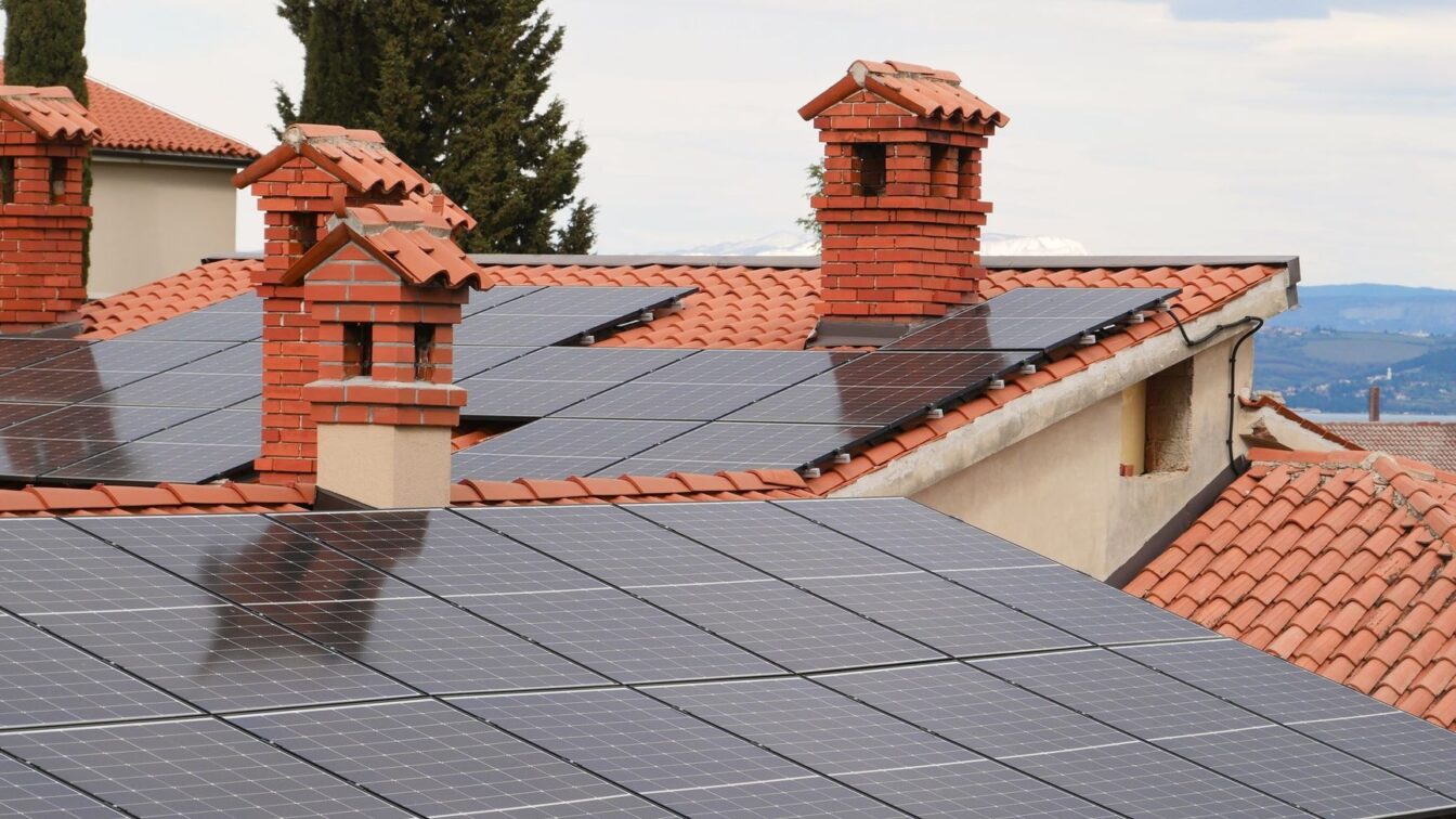 România a depășit pragul de 4.000 MW instalați de prosumatori. Puterea firmelor a ajuns la nivelul populației