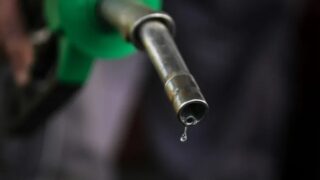 Benzina poate trece de 10 lei pe litru, motorina de 11 lei. De ce urcă prețurile atât de repede