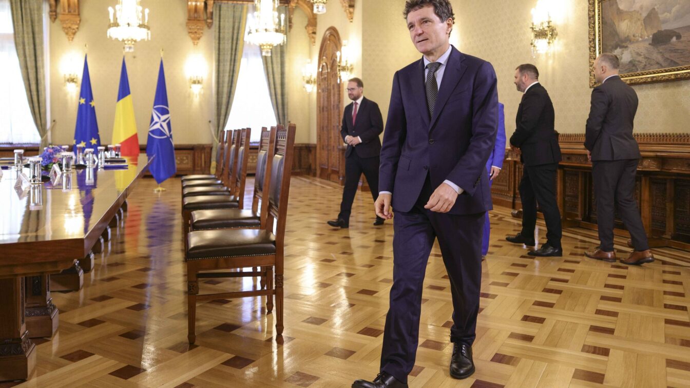 Fitch avertizează că România riscă un rating nerecomandat investițiilor dacă blocajul politic continuă