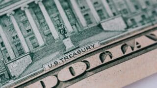 Randamentul obligațiunilor americane pe 30 de ani a atins maximul din 2004, iar bursele au scăzut