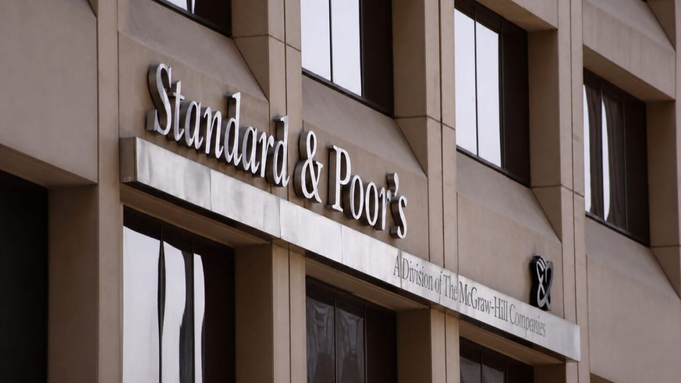 România începe discuțiile cu S&P pe 24 septembrie. Retrogradarea la „junk” ar putea scumpi finanțarea