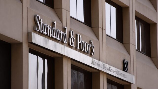 România începe discuțiile cu S&P pe 24 septembrie. Retrogradarea la „junk” ar putea scumpi finanțarea