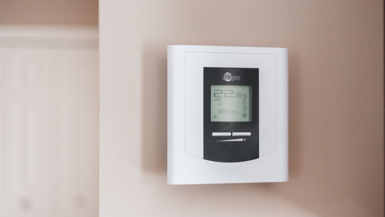 Firmele pot fi plătite să reducă temporar consumul de energie. Cum intră în licitațiile Transelectrica