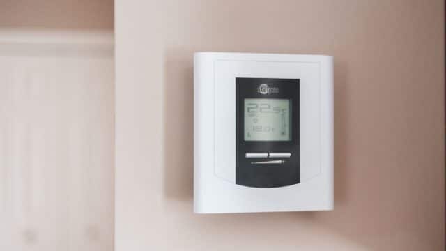 Firmele pot fi plătite să reducă temporar consumul de energie. Cum intră în licitațiile Transelectrica