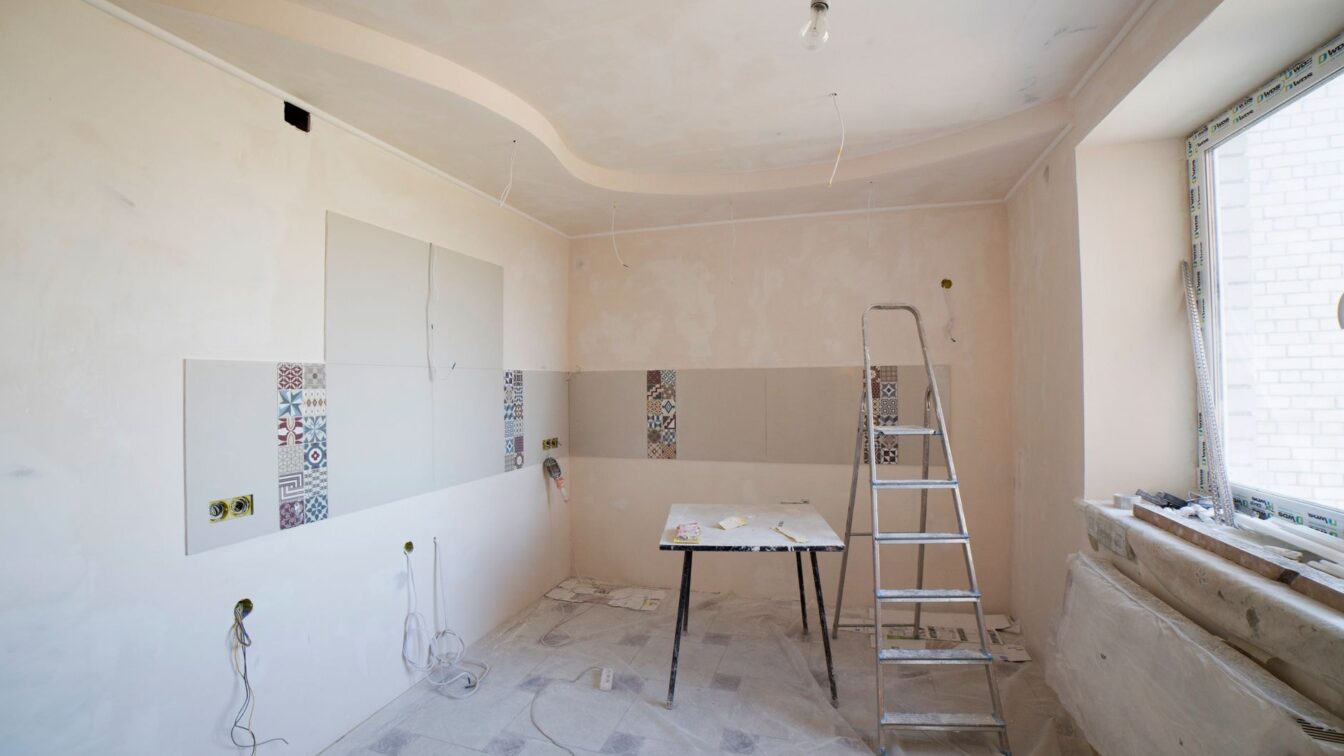 Renovarea unui apartament cu două camere costă până la 3.500 RON/mp. Ce schimbă TVA-ul și manopera