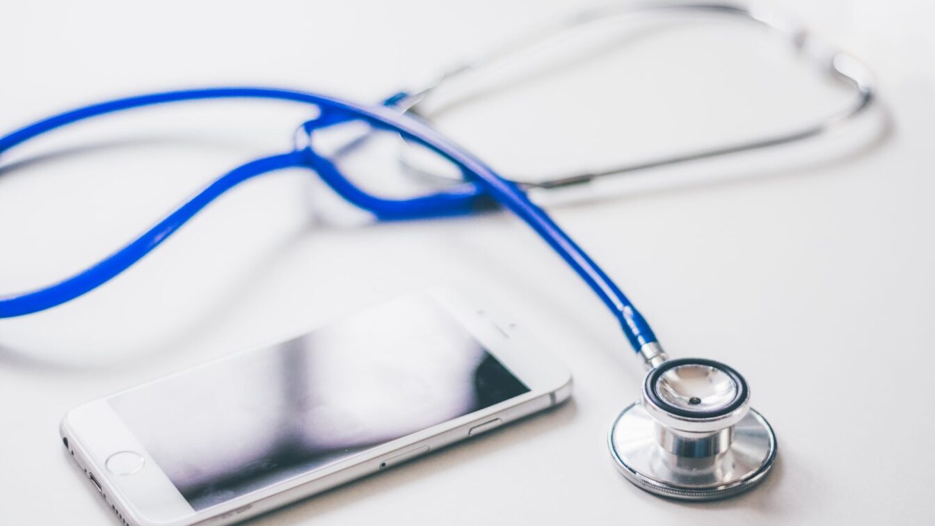 Directorii medicali ajung la 28.000 de lei net, peste nivelul directorilor financiari