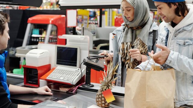Salariul mediu net a urcat la 5.820 de lei în iulie, dar puterea de cumpărare a scăzut anual