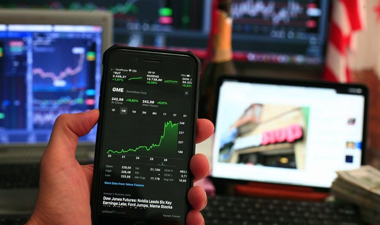 Pe Yahoo Finance apare scenariul unei scăderi de 20% a burselor, iar analiza invocă istoricul pieței