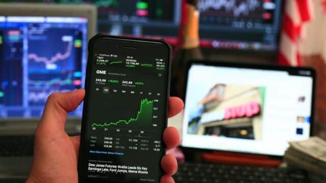 Pe Yahoo Finance apare scenariul unei scăderi de 20% a burselor, iar analiza invocă istoricul pieței