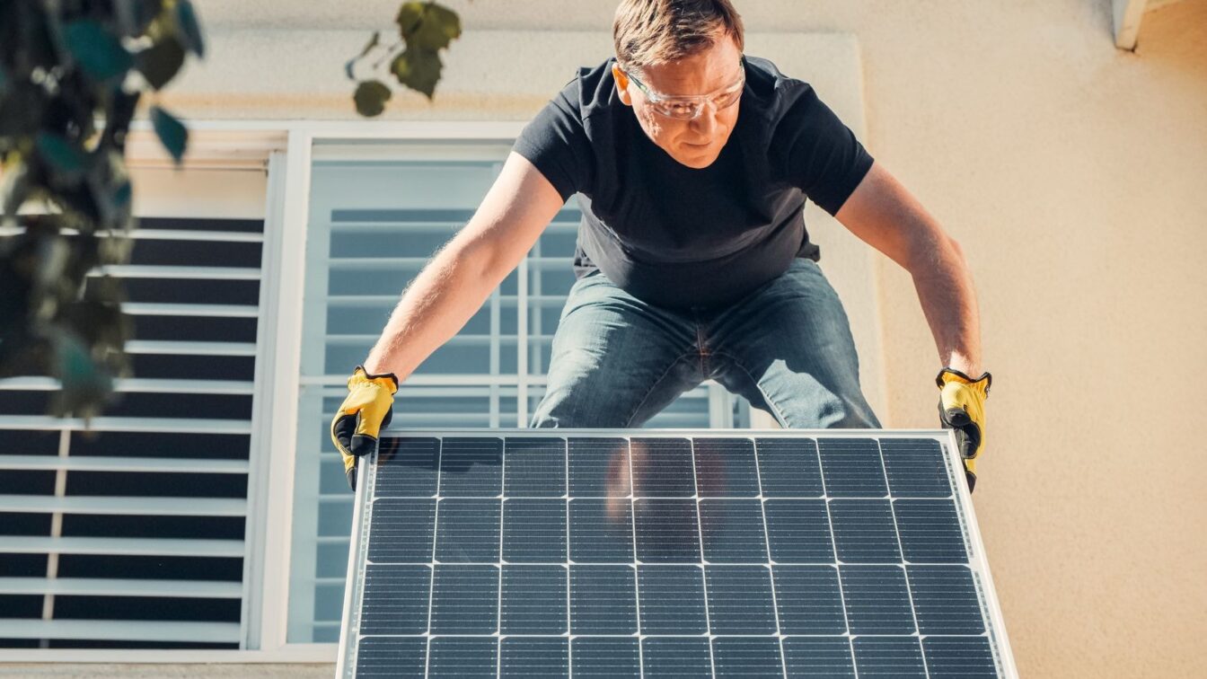Un sistem de 5 kW poate produce circa 1.870 kWh în șase luni, dar familia tot ia curent din rețea
