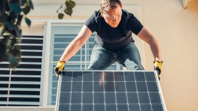 Un sistem de 5 kW poate produce circa 1.870 kWh în șase luni, dar familia tot ia curent din rețea