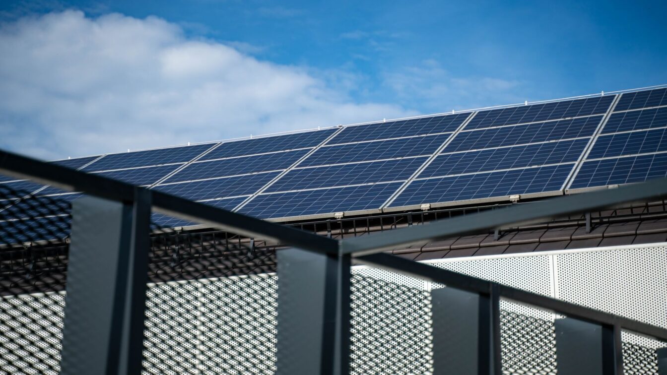 Un sistem fotovoltaic de balcon poate produce 1.000 kWh pe an. Consumul de zi decide amortizarea