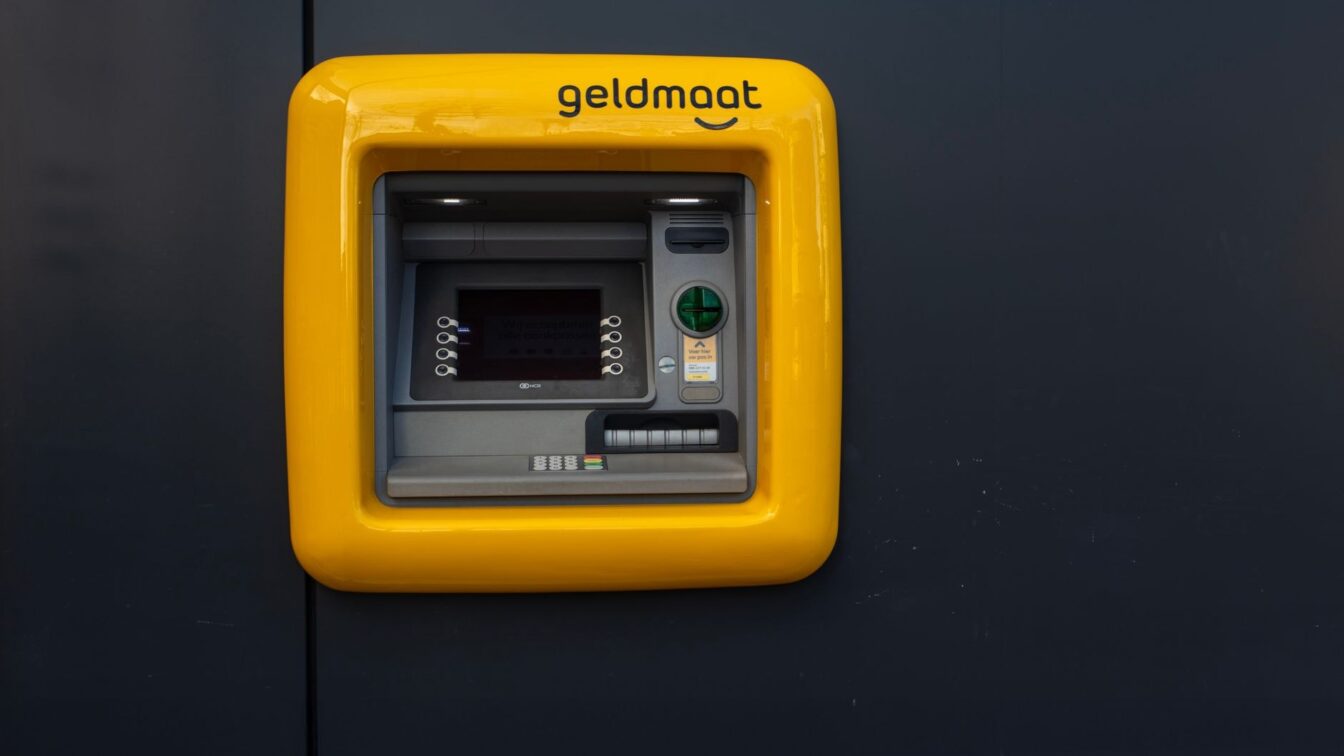 Orice ATM ar putea permite retragerea unei sume personalizate. Băncile ar avea 4 luni pentru modificări