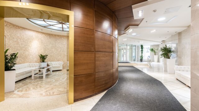 Numărul turiștilor a scăzut cu 4,1% în primul semestru din 2026, iar aproape jumătate dintre operatori pierd peste 20%