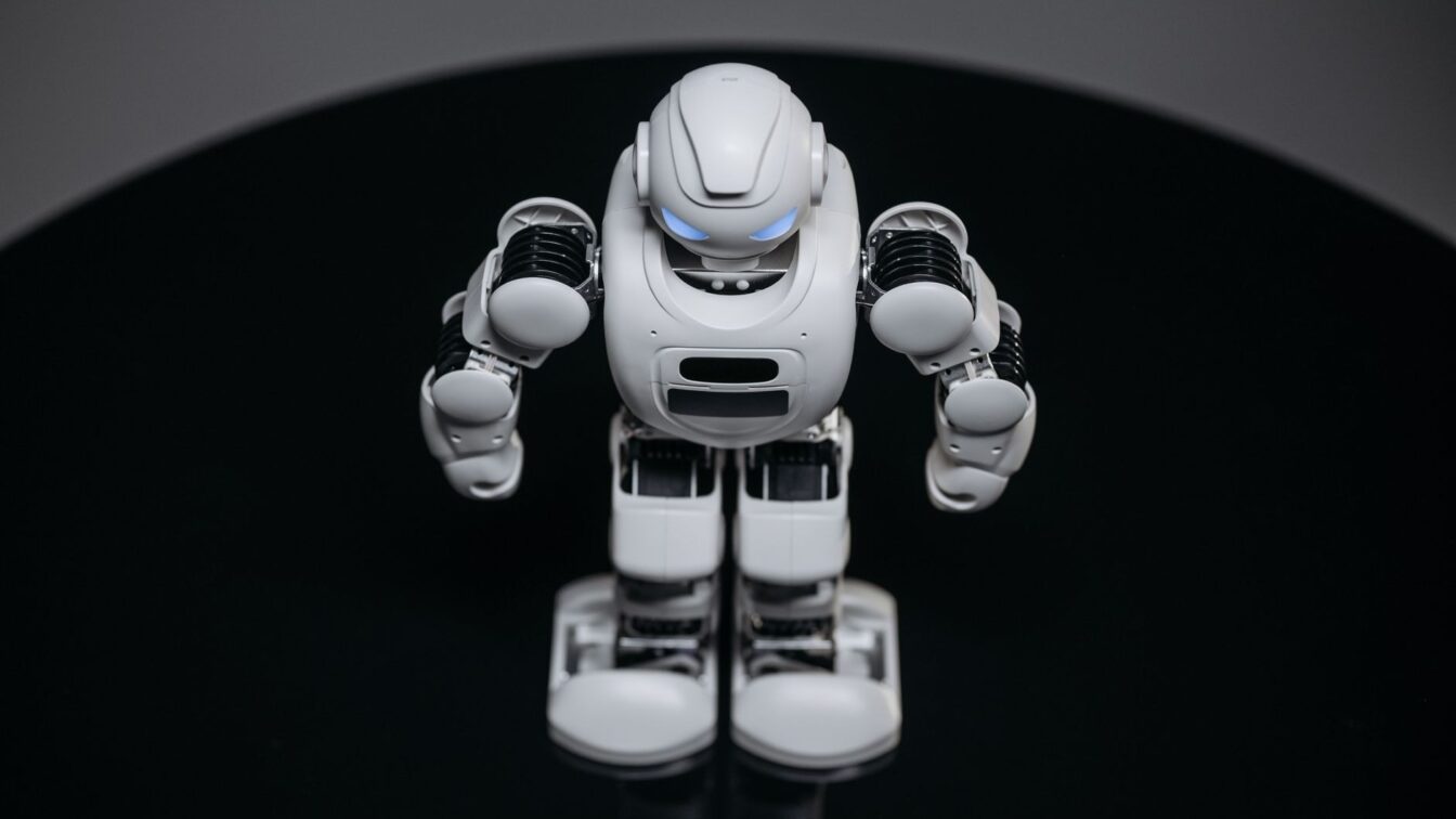 Cum a ajuns Unitree lider la roboți umanoizi ieftini și ce riscă modelul fondatorului Wang Xingxing