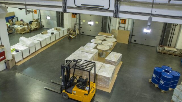 5 industrii în care folosirea cotidiană a stivuitoarelor electrice reprezintă obligație din motive de igienă