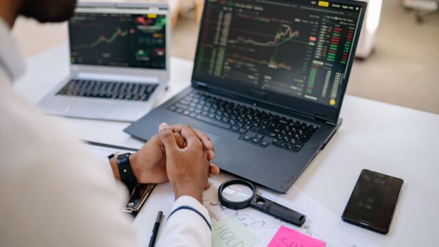 Acțiunile tokenizate atrag investitori, dar au fluctuații de preț mai mari și se tranzacționează mai greu