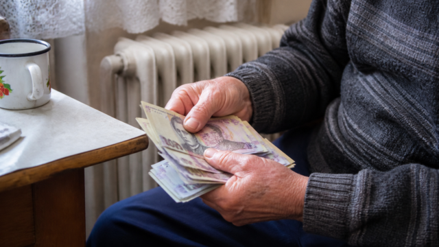 Ajutorul pentru pensionari cu venituri mici vine în decembrie 2026, între 300 și 500 de lei. Ministrul spune că sunt bani