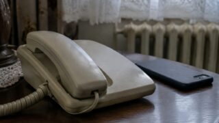 Cum pot părinții și bunicii să evite pierderea banilor prin apeluri false care pretind că vin de la bancă
