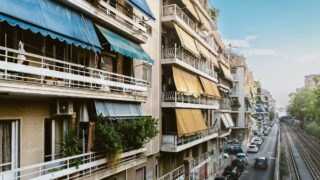 Ce rămâne din 1.000 de euro lunar după chirie în Atena și unde locuința depășește singură întregul buget